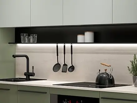 Iluminación LED con estante 210 cm para cocina Milino negra