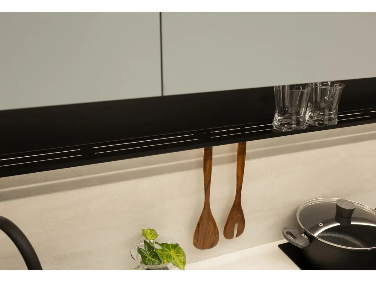 Iluminación LED con estante 210 cm para cocina Milino negra