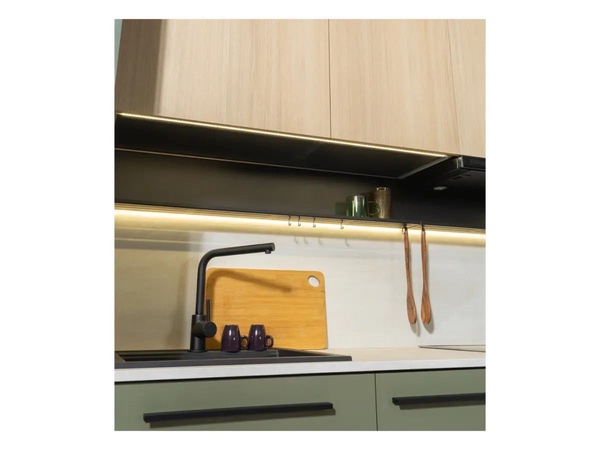 Iluminación LED con estante 210 cm para cocina Milino negra