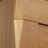 Cómoda Bergen 110 cm con 2 puertas y 2 cajones alerce sibiu dorado