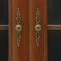 Vitrina Kent con 2 puertas y 2 cajones castaño