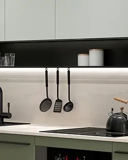 Iluminación LED con estante 210 cm para cocina Milino negra