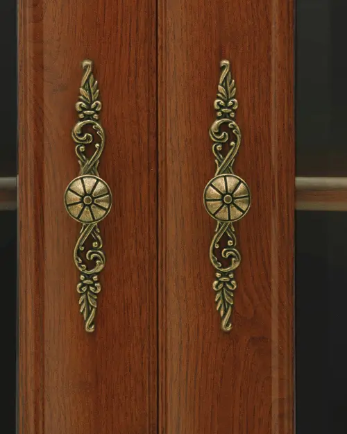 Vitrina Kent con 2 puertas y 2 cajones castaño